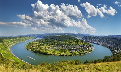 Bildunterschrift: Panoramablick auf die größte Rheinschleife mit Blick auf Boppard, Filsen und Osterspai