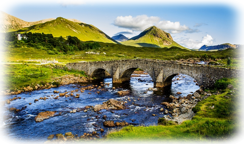 alte Backsteinbrücke über den Fluss in Sligachan - Isle of Skye